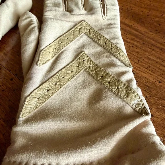 Vintage Isotoner Tan Driving Gloves Stretch Nylon Spandex One Size 9" x 3 ½" - Picture 3 of 9